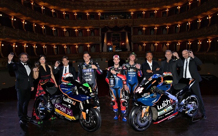 La squadra WithU Yamaha RNF al completo: i due piloti MotoGP, Dovizioso e Binder, insieme a Canepa, che parteciperà al Mondiale MotoE. Presente il team principal Razlan Razali, il team manager Moto E Filippo Conti, il soprano Francesca Dotto, il tenore Leonardo Cortellazzi