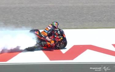 Binder, la moto va in 'fumo': torna a piedi ai box