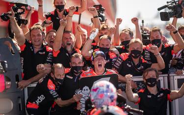 Cori, baci e abbracci: che festa nel box Aprilia!