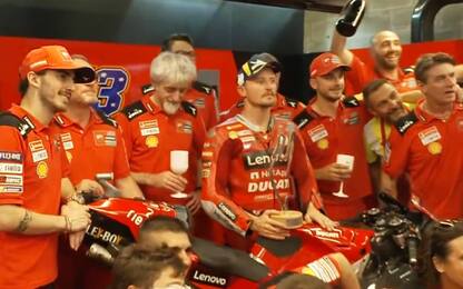 Team Ducati a due facce: la festa al box di Miller