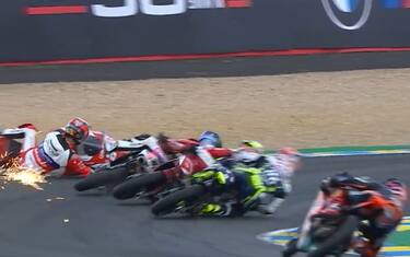 Piove a Le Mans, maxi caduta in Moto3. FOTO-VIDEO
