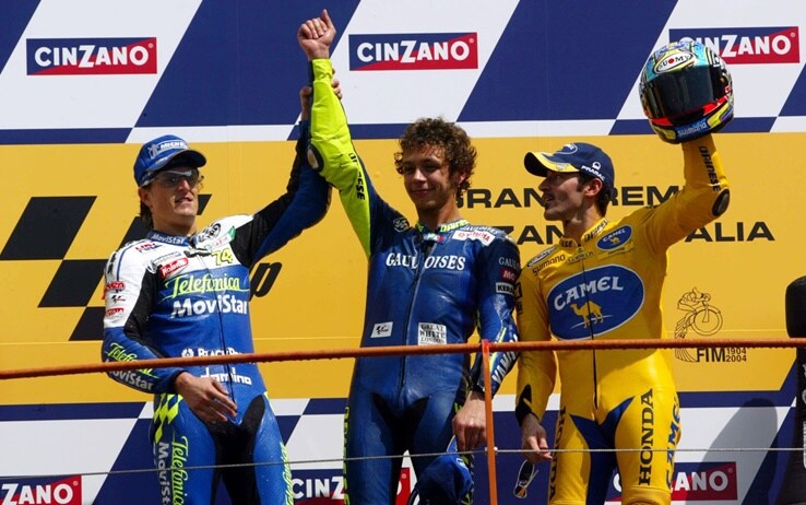 Mugello 2004: sul podio Sete Gibernau, Valentino Rossi e Max Biaggi