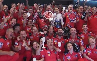 Abbracci, brindisi, nasi da clown: la festa Ducati