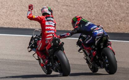 Quartararo si complimenta con Bagnaia per la pole