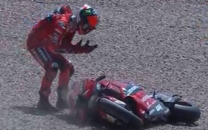 Bagnaia cade ancora, scivola da solo al 4° giro