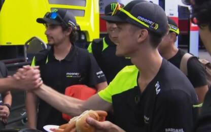 Luca Marini 5°, festeggia mangiando hot dog. VIDEO