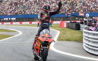 epaselect epa10034964 Augusto Fernandez of Spain of Red Bull KTM Ajo-Team wins the Moto2 race of the Motorcycling Grand Prix of the Netherlands at the TT circuit of Assen, Netherlands, 26 June 2022.  EPA/Vincent Jannink