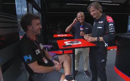 Alonso-Rivola, siparietto nel box Aprilia. VIDEO