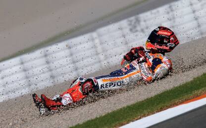 Marquez cade ad alta velocità, ma ne esce illeso