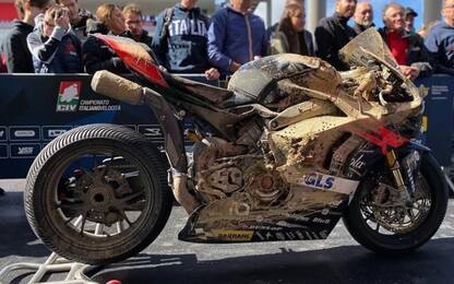 SBK o cross? La Ducati di Pirro coperta di fango