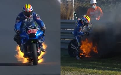 Tsuda, la moto prende fuoco durante la gara. VIDEO