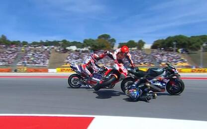 Fischi per Marquez che falcia Oliveira al 3° giro