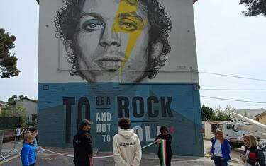 Rossi come Bowie: Tavullia gli dedica murale rock