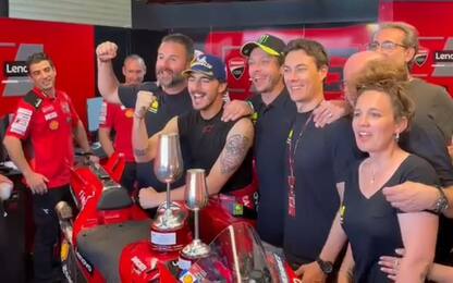 Rossi fa festa con Bagnaia: "Quando soffre, vince"