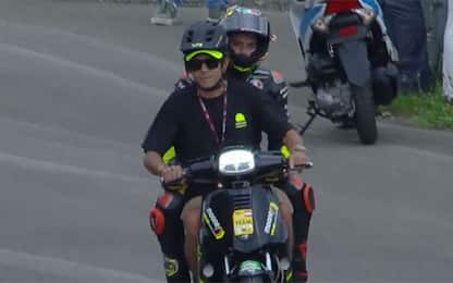 Taxi Rossi: Vale dà un passaggio al Bez in scooter