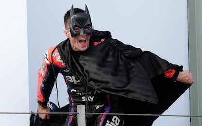 Batman Vinales: sul podio con maschera e mantello