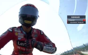 Imprevisto per Bagnaia: la cerniera si slaccia e..