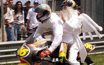Valentino Rossi festeggia la conquista del suo secondo mondiale, questa volta nella classe 250 al Grand Prix del Brasile il 24 Ottobre 1999.   VANDERLEI ALMEIDA/ ANSA
