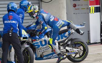 LE MANS, FRANCE - OCTOBER 11:  Joan Mir of Spain and Team Suzuki ECSTAR tests the change of bikes in pit during  MotoGP of France: Race at  on October 11, 2020 in Le Mans, France. (Photo by Mirco Lazzari/Getty Images)