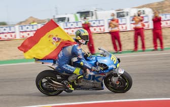ALCANIZ, SPAIN - OCTOBER 25: Joan Mir of Spain and Team Suzuki ECSTAR celebrates with the flag the third place during the MotoGP race during the MotoGP of Teruel at Motorland Aragon Circuit on October 25, 2020 in Alcaniz, Spain. (Photo by Mirco Lazzari gp/Getty Images)