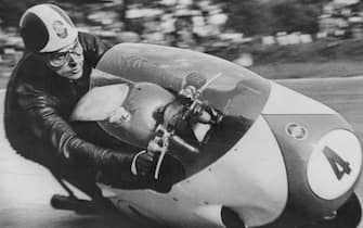 Italian motorcycle racer Libero Liberati (1926 - 1962) riding a Gilera to victory in the 500cc class at the Nations motorcycle Grand Prix at Monza, 1st September 1957. (Photo by Keystone/Hulton Archive/Getty Images)