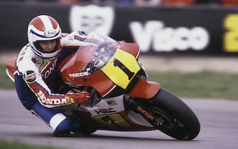 American motorcycle racer Freddie Spencer riding a Honda in the Transatlantic Challenge at Donington Park, Leicestershire, 1984. (Photo by Mike Powell/Getty Images)