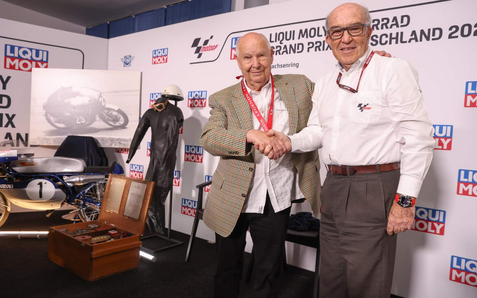 MotoGP, Anscheidt tra i piloti premiati come 'leggende' l'albo d'oro. FOTO Sky Sport MotoGP, Anscheidt tra i piloti premiati come 'leggende' l'albo d'oro. FOTO Sky Sport