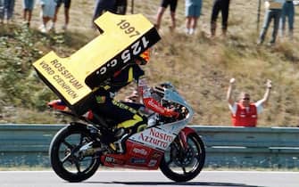 Valentino Rossi mostra trionfante un gigantesco numero 1 per il titolo mondiale delle 125 cc a Brno, in una immagine del 31 agosto 1997. ANSA/IGOR ZHEL/DRN