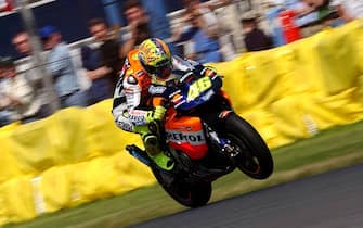 DONNINGTON PARK - JULY 13:  Valentino Rossi of Italy rides his Repsol Honda during the official qualifying for the British Motorbike GP at Donnington Park, Leicestershire on July 13, 2002. (Photo by Grazia Neri/Getty Images) 