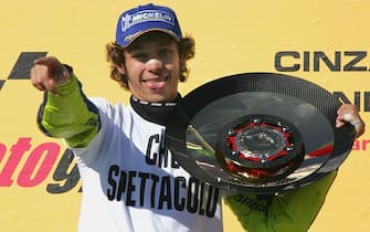 PHILLIP ISLAND, AUSTRALIA - OCTOBER 17:  Valentino Rossi of Italy and the Gauloises Fortuna Yamaha Team celebrates after the Australian Motorcycle Grand Prix which is round fifteen of the MotoGP World Championship at Phillip Island Grand Prix Circuit on October 17, 2004 in Phillip Island, Australia. (Photo by Ryan Pierse/Getty Images)