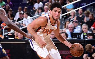 Devin Booker in palleggio Devin Booker in palleggio