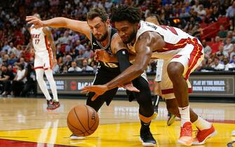 Marco Belinelli sulla palla vagante contro Justise Winslow