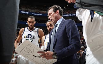 SALT LAKE CITY, UT - APRIL 5:  Head Coach Quin Snyder of the Utah Jazz huddles with the team prior to the game against the Sacramento Kings on April 5, 2019 at vivint.SmartHome Arena in Salt Lake City, Utah. NOTE TO USER: User expressly acknowledges and agrees that, by downloading and or using this Photograph, User is consenting to the terms and conditions of the Getty Images License Agreement. Mandatory Copyright Notice: Copyright 2019 NBAE (Photo by Melissa Majchrzak/NBAE via Getty Images)