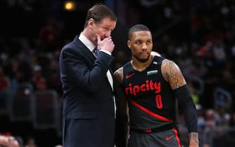 1138771323 CHICAGO, ILLINOIS - MARCH 27: Head coach Terry Stotts of the Portland Trail Blazers meets with Damian Lillard #0 in the third quarter against the Chicago Bulls at the United Center on March 27, 2019 in Chicago, Illinois. NOTE TO USER: User expressly acknowledges and agrees that, by downloading and or using this photograph, User is consenting to the terms and conditions of the Getty Images License Agreement. (Photo by Dylan Buell/Getty Images)