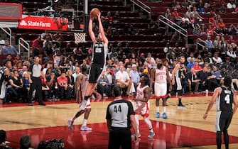 1176289930 HOUSTON, TX - OCTOBER 16: Jakob Poeltl #25 of the San Antonio Spurs shoots the ball against the Houston Rockets during a pre-season game on October 16, 2019 at the Toyota Center in Houston, Texas. NOTE TO USER: User expressly acknowledges and agrees that, by downloading and or using this photograph, User is consenting to the terms and conditions of the Getty Images License Agreement. Mandatory Copyright Notice: Copyright 2019 NBAE (Photo by Bill Baptist/NBAE via Getty Images)