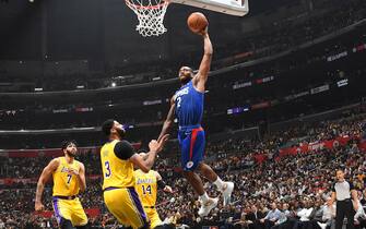 LOS ANGELES, CA - OCTOBER 22: Kawhi Leonard #2 of the LA Clippers dunks the ball against the Los Angeles Lakers on October 22, 2019 at STAPLES Center in Los Angeles, California. NOTE TO USER: User expressly acknowledges and agrees that, by downloading and/or using this Photograph, user is consenting to the terms and conditions of the Getty Images License Agreement. Mandatory Copyright Notice: Copyright 2019 NBAE (Photo by Andrew D. Bernstein/NBAE via Getty Images) 