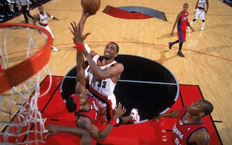 PORTLAND, OR - NOVEMBER 5:  Shareef Abdur-Rahim #33 of the Portland Trail Blazers drives to the basket against Chris Wilcox #54 of the Los Angeles Clippers during a game at The Rose Garden on November 5, 2004 in Portland, Oregon. The Blazers won 94-81.  NOTE TO USER: User expressly acknowledges and agrees that, by downloading and/or using this Photograph, user is consenting to the terms and conditions of the Getty Images License Agreement. Mandatory Copyright Notice: Copyright 2004 NBAE (Photo by Sam Forencich/NBAE via Getty Images)   
