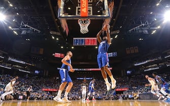 SAN FRANCISCO, CA - OCTOBER 24: Kawhi Leonard #2 of the LA Clippers grabs the rebound against the Golden State Warriors on October 24, 2019 at Chase Center in San Francisco, California. NOTE TO USER: User expressly acknowledges and agrees that, by downloading and or using this photograph, user is consenting to the terms and conditions of Getty Images License Agreement. Mandatory Copyright Notice: Copyright 2019 NBAE (Photo by Noah Graham/NBAE via Getty Images)
