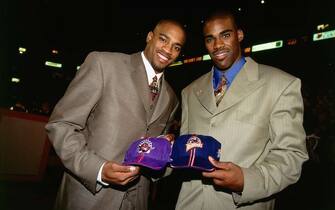 VANCOUVER - JUNE 24:  (L-R) Vince Carter of the Toronto Raptors and Antawn Jamison of the Golden State Warriors pose with their new team's hats on June 24, 1998 during the 1998 NBA Draft in Vancouver, British Columbia, Canada.  NOTE TO USER: User expressly acknowledges and agrees that, by downloading and or using this photograph, User is consenting to the terms and conditions of the Getty Images License Agreement. (Photo by Andrew D. Bernstein/NBAE via Getty Images)
