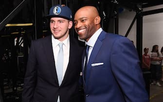 BROOKLYN, NY- JUNE 21:  Luka Doncic  poses with Vince Carter after being selected number three overall  during the 2018 2018 NBA Draft on June 21, 2018 in Brooklyn, NY. NOTE TO USER: User expressly acknowledges and agrees that, by downloading and/or using this photograph, user is consenting to the terms and conditions of the Getty Images License Agreement. Mandatory Copyright Notice: Copyright 2018 NBAE (Photo by Matteo Marchi/NBAE via Getty Images)