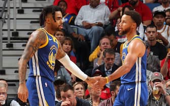 NEW ORLEANS, LA -OCTOBER 28:  Stephen Curry #30 of the Golden State Warriors high fives D'Angelo Russell #0 during the game against the New Orleans Pelicans on October 28, 2019 at the Smoothie King Center in New Orleans, Louisiana. NOTE TO USER: User expressly acknowledges and agrees that, by downloading and or using this Photograph, user is consenting to the terms and conditions of the Getty Images License Agreement. Mandatory Copyright Notice: Copyright 2019 NBAE (Photo by Layne Murdoch Jr./NBAE via Getty Images)