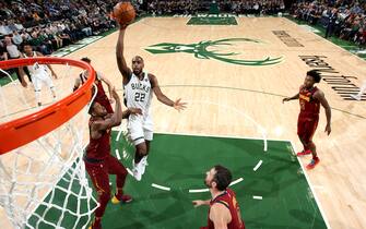 MILWAUKEE, WI - OCTOBER 28: Khris Middleton #22 of the Milwaukee Bucks shoots the ball against the Cleveland Cavaliers on October 28, 2019 at the Fiserv Forum Center in Milwaukee, Wisconsin. NOTE TO USER: User expressly acknowledges and agrees that, by downloading and or using this Photograph, user is consenting to the terms and conditions of the Getty Images License Agreement. Mandatory Copyright Notice: Copyright 2019 NBAE (Photo by Gary Dineen/NBAE via Getty Images). 