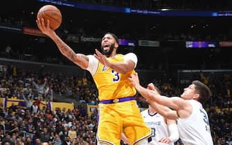 LOS ANGELES, CA - OCTOBER 29: Anthony Davis #3 of the Los Angeles Lakers drives to the basket against the Memphis Grizzlies on October 29, 2019 at STAPLES Center in Los Angeles, California. NOTE TO USER: User expressly acknowledges and agrees that, by downloading and/or using this Photograph, user is consenting to the terms and conditions of the Getty Images License Agreement. Mandatory Copyright Notice: Copyright 2019 NBAE (Photo by Andrew D. Bernstein/NBAE via Getty Images)