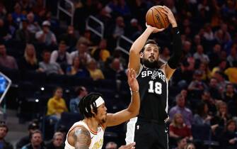 SAN FRANCISCO, CALIFORNIA - NOVEMBER 01:  Marco Belinelli #18 of the San Antonio Spurs shoots over Damion Lee #1 of the Golden State Warriors at Chase Center on November 01, 2019 in San Francisco, California.  NOTE TO USER: User expressly acknowledges and agrees that, by downloading and or using this photograph, User is consenting to the terms and conditions of the Getty Images License Agreement. (Photo by Ezra Shaw/Getty Images)