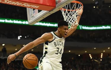 MILWAUKEE, WISCONSIN - NOVEMBER 02:  Giannis Antetokounmpo #34 of the Milwaukee Bucks dunks against the Toronto Raptors during the first half of a game at Fiserv Forum on November 02, 2019 in Milwaukee, Wisconsin. NOTE TO USER: User expressly acknowledges and agrees that, by downloading and or using this photograph, User is consenting to the terms and conditions of the Getty Images License Agreement. (Photo by Stacy Revere/Getty Images)