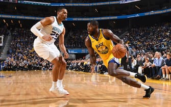 SAN FRANCISCO, CA - NOVEMBER 2: Eric Paschall #7 of the Golden State Warriors drives to the basket against the Charlotte Hornets on November 2, 2019 at ORACLE Arena in Oakland, California. NOTE TO USER: User expressly acknowledges and agrees that, by downloading and or using this photograph, User is consenting to the terms and conditions of the Getty Images License Agreement. Mandatory Copyright Notice: Copyright 2019 NBAE (Photo by Noah Graham/NBAE via Getty Images)
