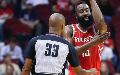 L’arbitro ballerino fischia passi a Harden. VIDEO