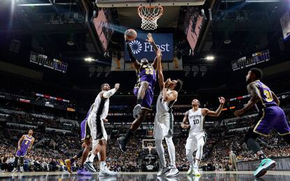 Tripla doppia LeBron, Belinelli ko. Crolla Houston