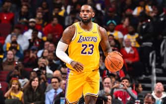 CHICAGO, IL - NOVEMBER 5: LeBron James #23 of the Los Angeles Lakers handles the ball against the Chicago Bulls on November 5, 2019 at United Center in Chicago, Illinois. NOTE TO USER: User expressly acknowledges and agrees that, by downloading and or using this photograph, User is consenting to the terms and conditions of the Getty Images License Agreement. Mandatory Copyright Notice: Copyright 2019 NBAE (Photo by Jesse D. Garrabrant/NBAE via Getty Images)
