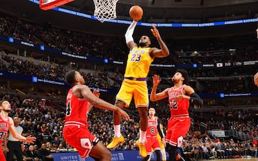 CHICAGO, IL - NOVEMBER 5: LeBron James #23 of the Los Angeles Lakers dunks the ball against the Chicago Bulls on November 5, 2019 at United Center in Chicago, Illinois. NOTE TO USER: User expressly acknowledges and agrees that, by downloading and or using this photograph, User is consenting to the terms and conditions of the Getty Images License Agreement. Mandatory Copyright Notice: Copyright 2019 NBAE (Photo by Jesse D. Garrabrant/NBAE via Getty Images)
